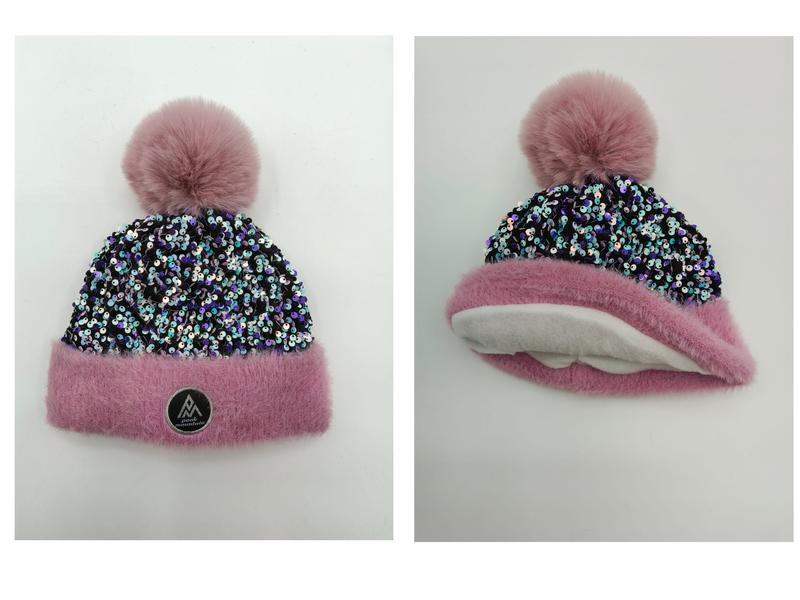 Roze fleece muts met pailletten en grote roze pompom van imitatiebont