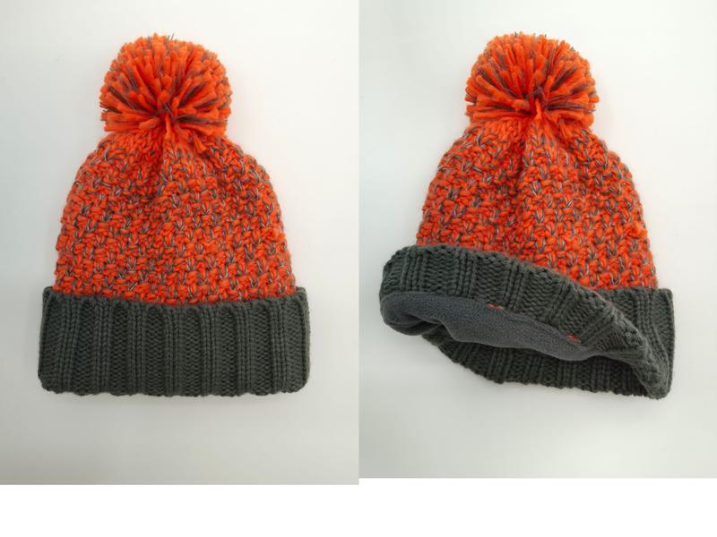 Oranje en grijze grove gebreide wintermuts met grote pompon