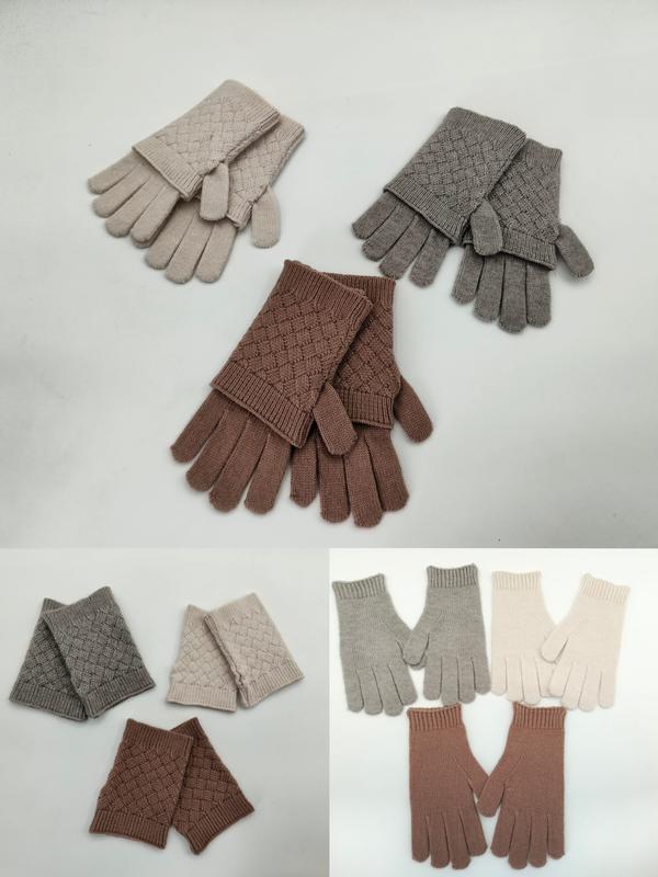 Drie paar gebreide winterhandschoenen met ruitpatroon in beige