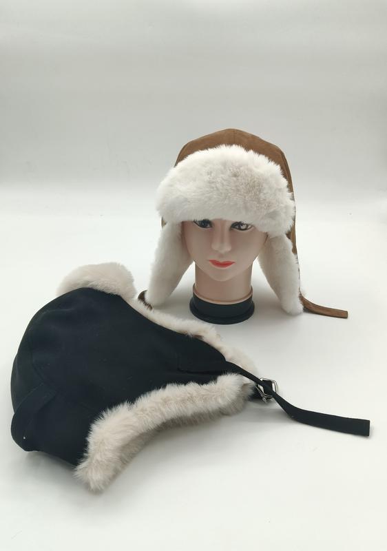`Twee trapper ushanka hoeden met witte imitatiebont rand in bruin suède en zwart