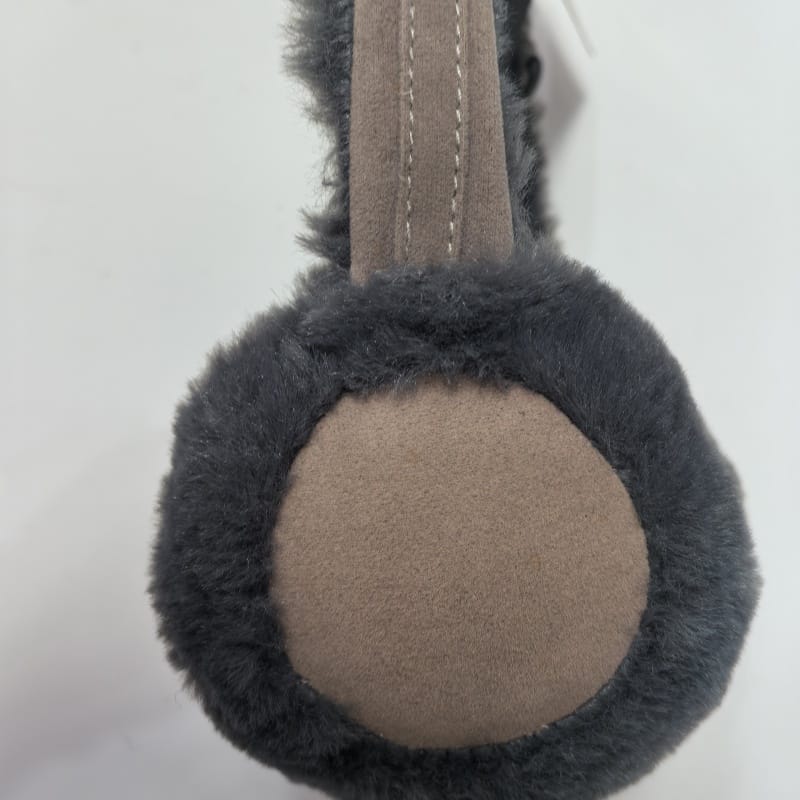 Blauwe pluche oorkappen in dierenvorm met rode pompom-antennes en crème accenten