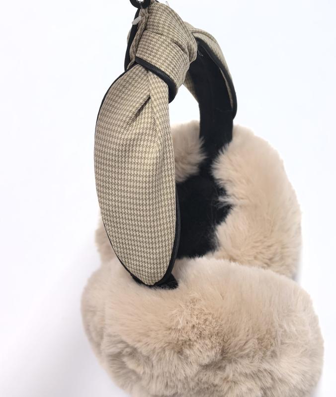 Bruine pluizige sherpa fleece oorkappen met gebogen hoofdband op witte achtergrond