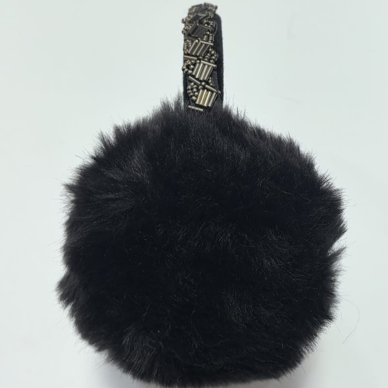 Zwarte pluche nep bont haarclip met kleurrijke druppelvormige kristallen strass steentjes op donkere band.