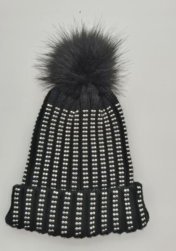 Zwarte geribbelde muts met zilveren studs en grote zwarte nepbont pompon