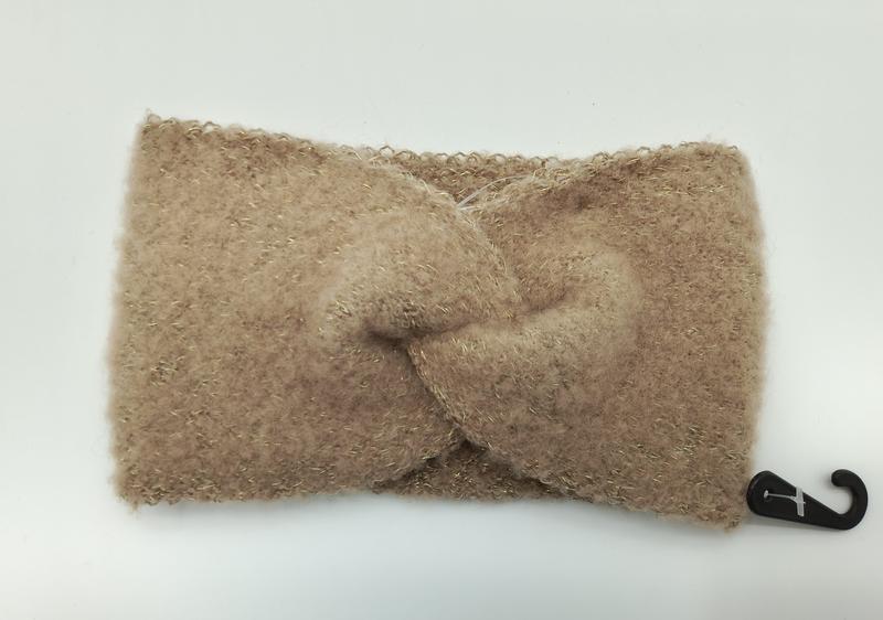 Zachte camel fuzzy gebreide haarband met gedraaide knoop en subtiele gouden metallic draad