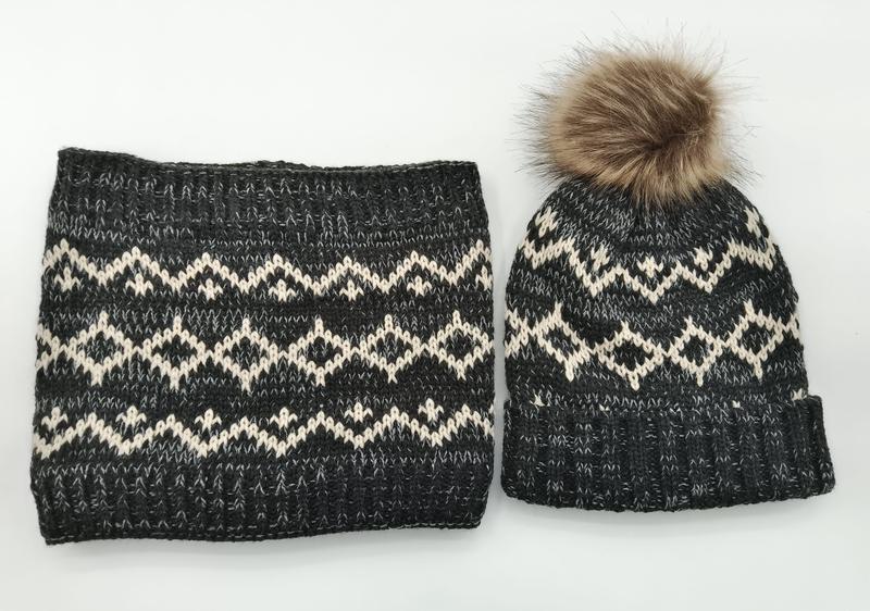 Donkergrijze en crème Fair Isle gebreide wintermuts met nepbont pompon en bijpassende tube sjaal set.