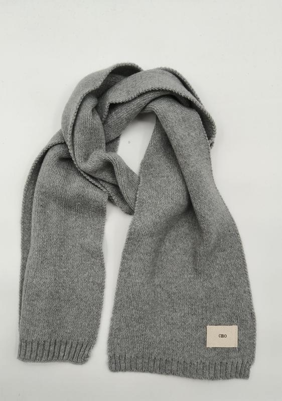 Grijze gebreide wintersjaal met ribbeltextuur en geweven label