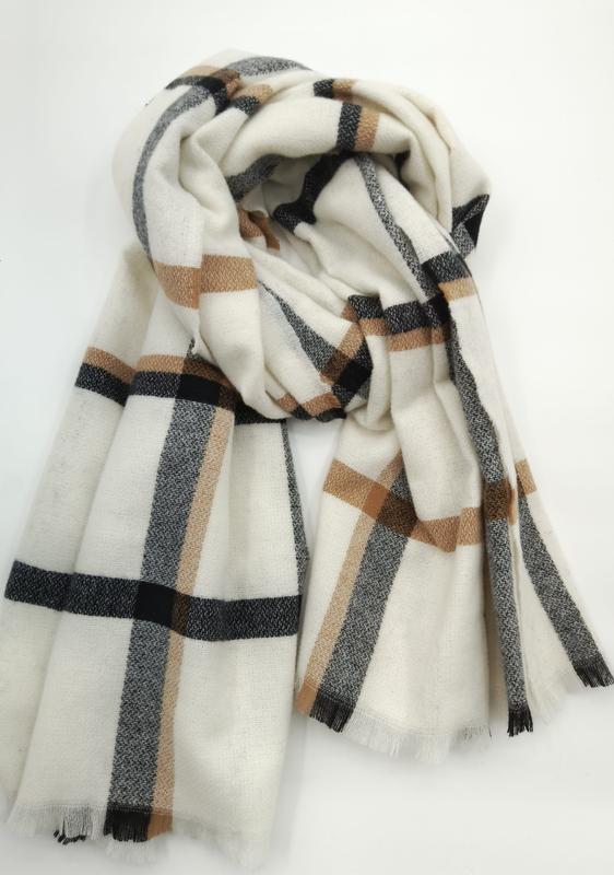 Crèmekleurige oversized omslagdoek met zwart en camelbruin ruitpatroon