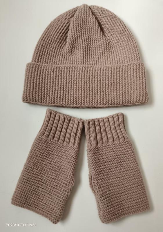 Handgebreid dusty rose geribbeld muts en vingerloze wanten set — groothandel gebreide accessoires.