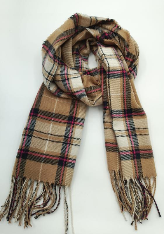 Camel tartan sjaal met roze-zwart ruitpatroon en gedraaide franjes