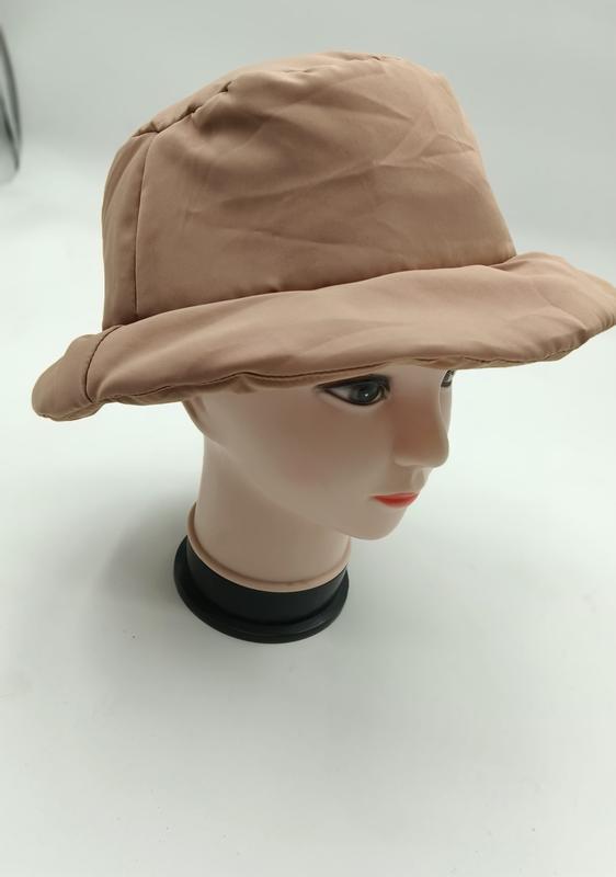 Beige gewatteerde puffer bucket hat op paspop