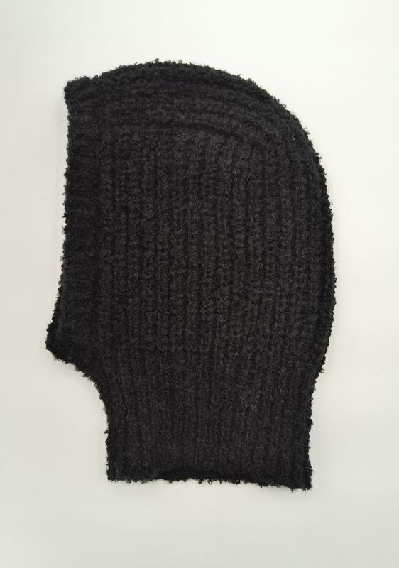 Zwarte bouclé wollen balaclava met grove ribbelsteek en rafelige randen