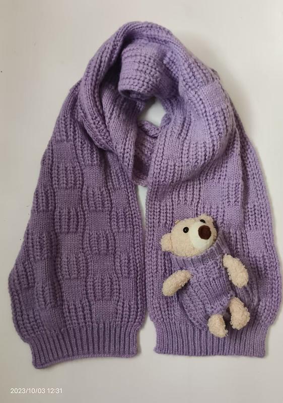 Paarse grove gebreide sjaal met crème teddybeer pluche in gebreide zak — groothandel winteraccessoires.
