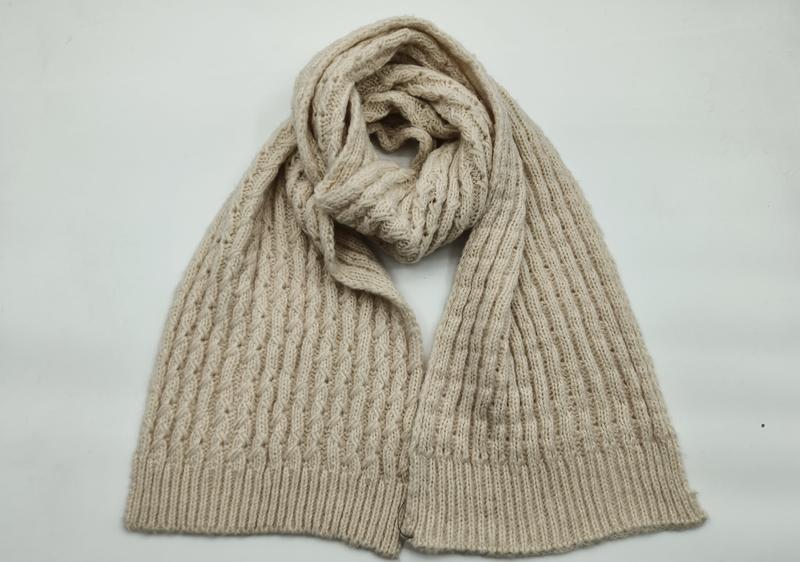 Beige kabelgebreide wollen sjaal met geribbelde randen