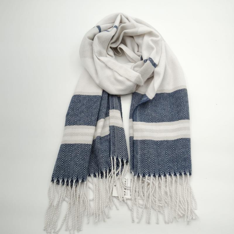 Marineblauw en crème geweven sjaal met visgraatpatroon