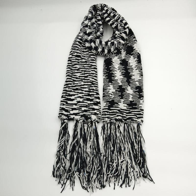 Zwart-witte grove gebreide sjaal met zebrastrepenpatroon