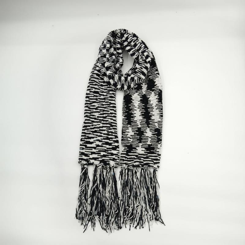 Zwart-witte houndstooth gebreide sjaal met lange gemengde franjes