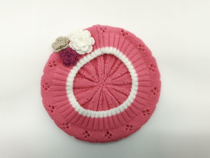 Roze gebreide baret met witte cirkelstreep