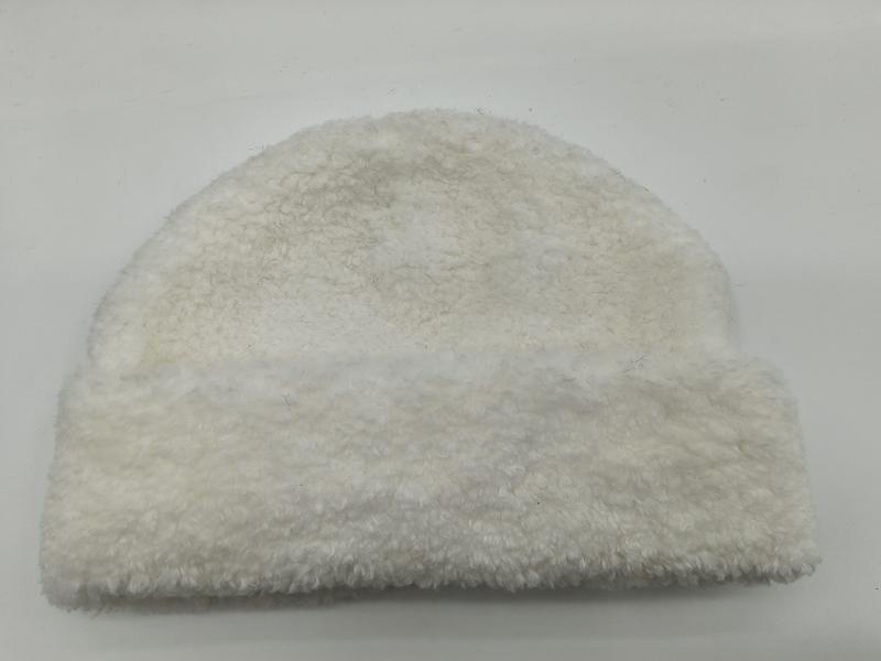 Ivoorkleurige sherpa fleece wintermuts met zachte krullende teddystof