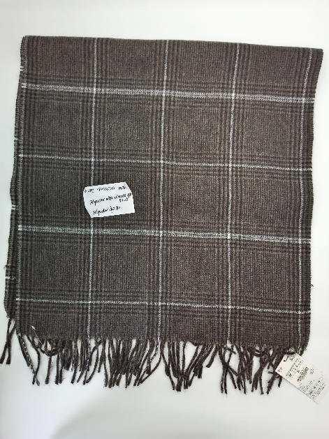 Platte lay van een bruine en witte glen plaid geweven sjaal met gedraaide franjes