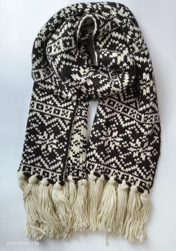 Zwart-crème Fair Isle gebreide sjaal met geometrisch sneeuwvlokpatroon en grove kwastenfranje – groothandel.