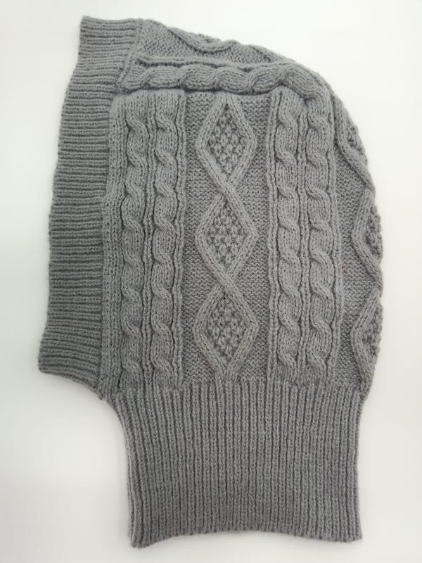 Grijze cable knit balaclava plat neergelegd met ruitpatroon