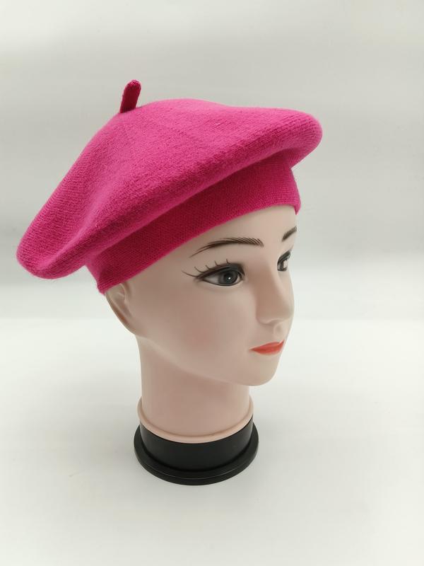 `Roze wollen gebreide Franse baret met knoopdetail in het midden`