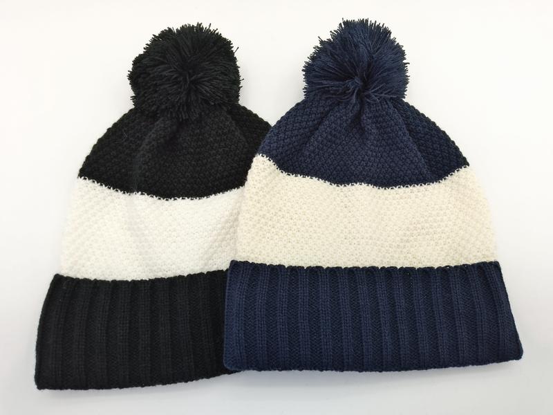 `Zwart-marineblauw gestreepte grof gebreide beanie muts met pompom`