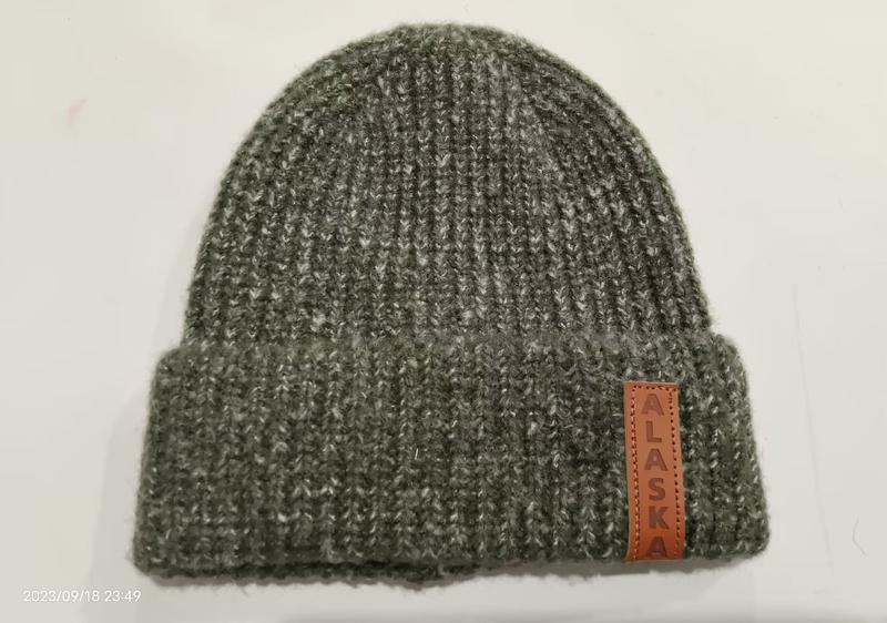 Olijfgroene geribbelde gebreide muts met omgeslagen rand en bruin leren Alaska patch - groothandel