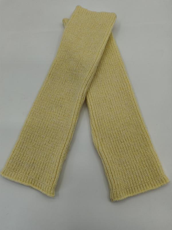 `Lichtgele geribde gebreide vingerloze armwarmers