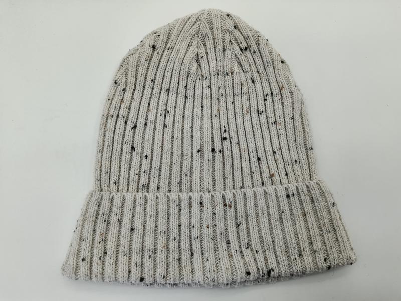 ""Lichtgrijze tweed ribgebreide beanie muts met omgeslagen rand en vlekkenpatroon""