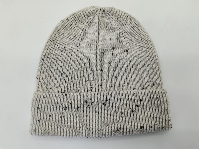 Lichtgrijze gebreide beanie muts met zwarte vlekjes