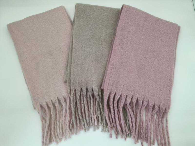 `Zachte bouclésjaal met franje in roze en taupe tinten