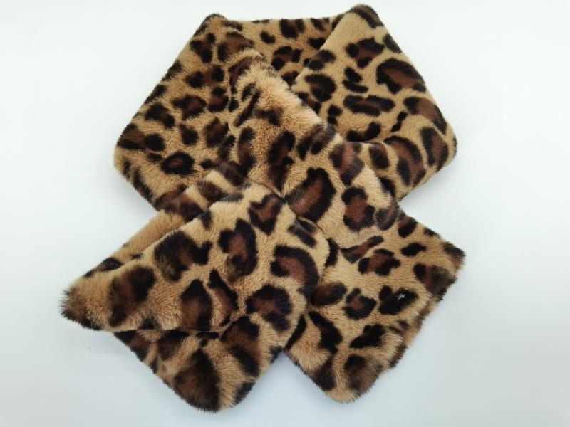 `Bruine en beige luipaardprint sjaal van imitatiebont