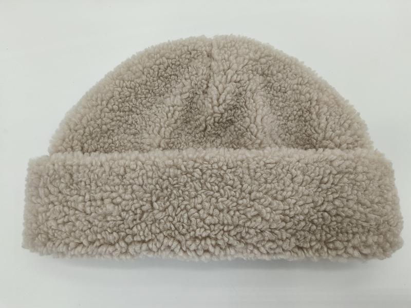 `Beige sherpa fleece beanie muts met omgeslagen rand en krullige pile textuur