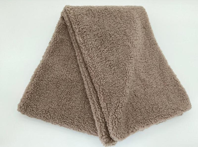 `Zachte taupe sherpa fleece plaid met krullend poolhaar
