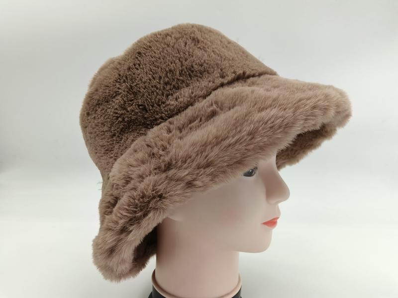 `Pluizige emmerhat van taupe-bruine imitatiebont voor de winter