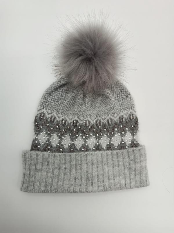 Grijze gebreide muts met Fair Isle sneeuwvlokpatroon