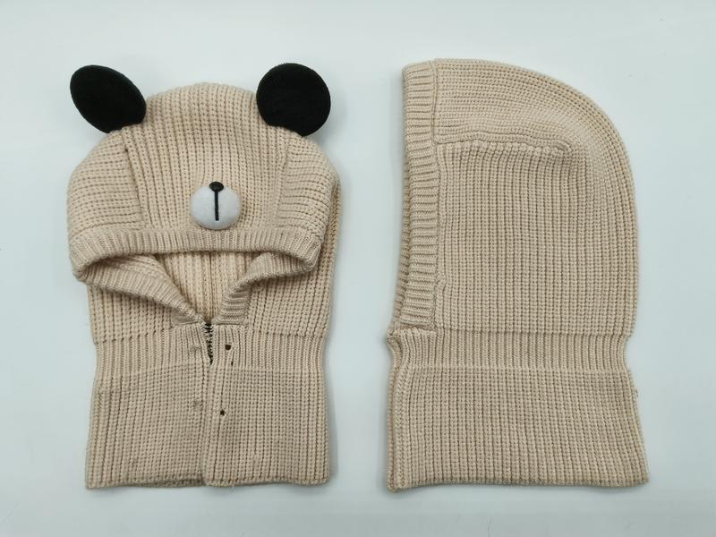 Beige grof gebreide beer balaclava met zwarte oortjes en geborduurd gezicht voor kinderen.