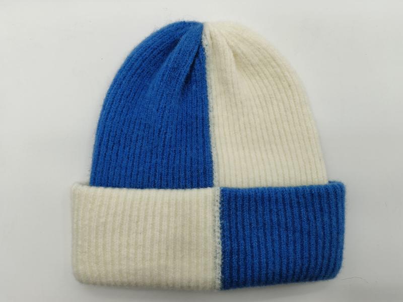 `Blauw en crème geribde gebreide muts van wolmengsel met kleurblokken en omgeslagen rand.`