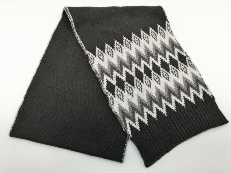 `Donkere antraciet gebreide wintersjaal met Fair Isle Nordic zigzagpatroon`