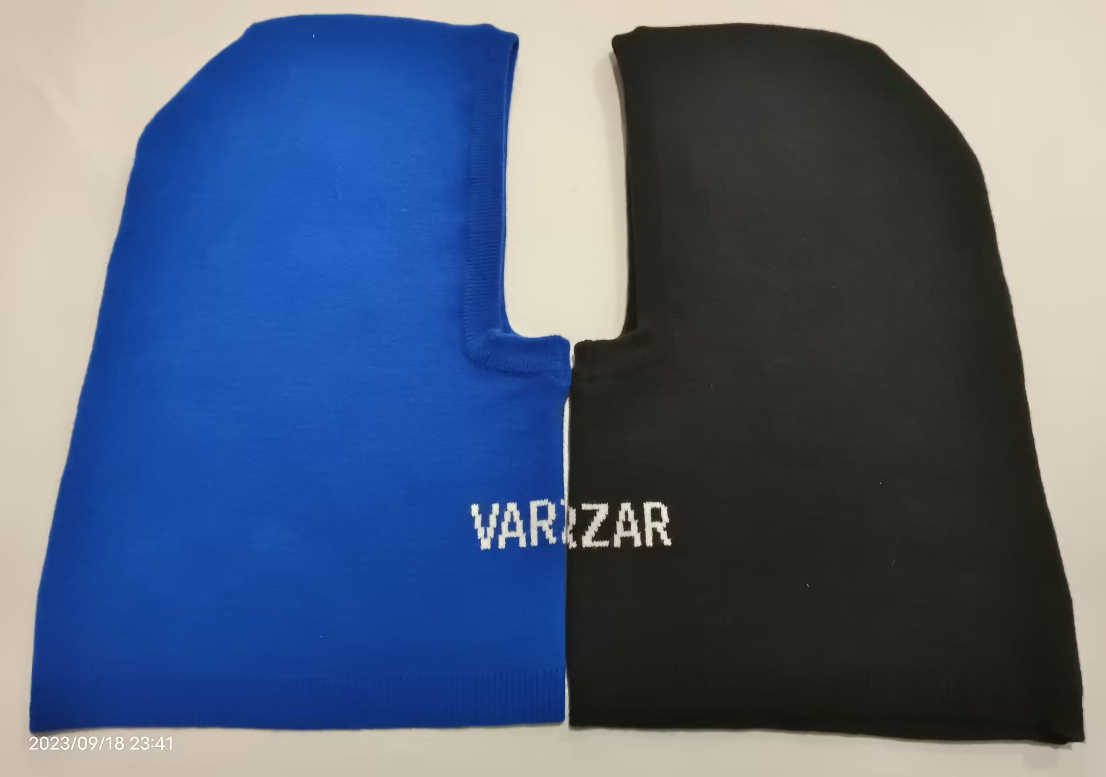 Blauw-zwarte gebreide bivakmuts met gezichtsopening en logo