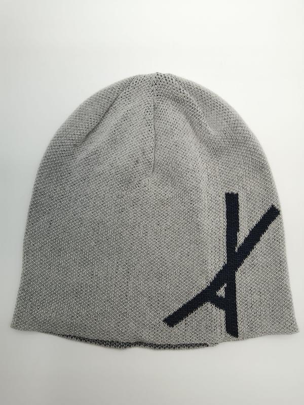 Lichtgrijze grove gebreide slouch beanie met marineblauw lettergrafiek.