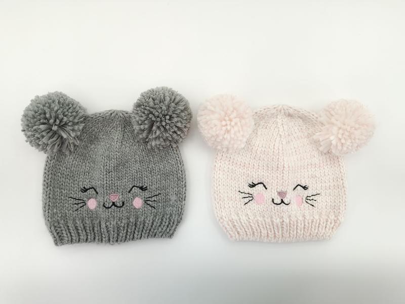 `Grijze gebreide babymuts met roze dubbele pompon kattenoortjes
