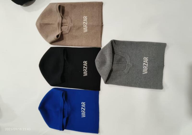 Vier gebreide balaclava mutsen in beige