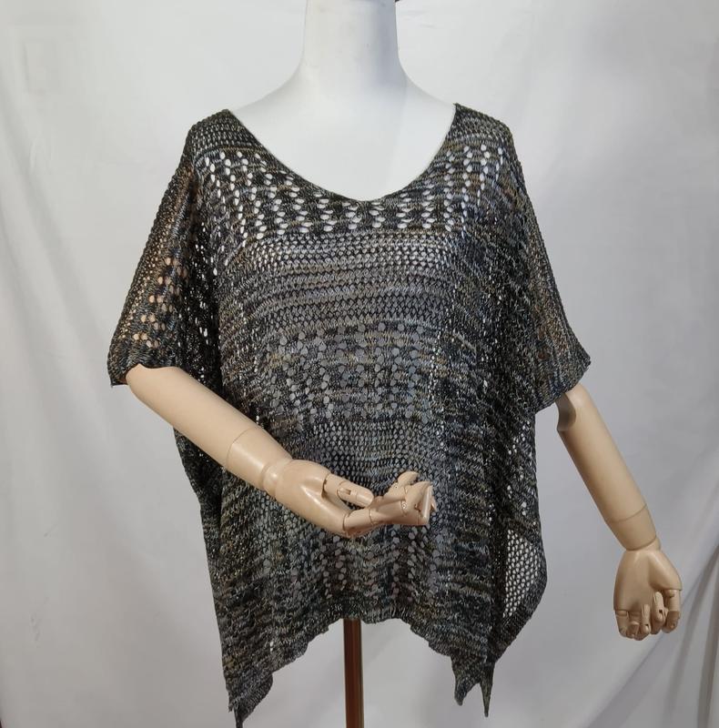 `Donkere multicolor open-gebreide crochet poncho top met asymmetrische zoom`