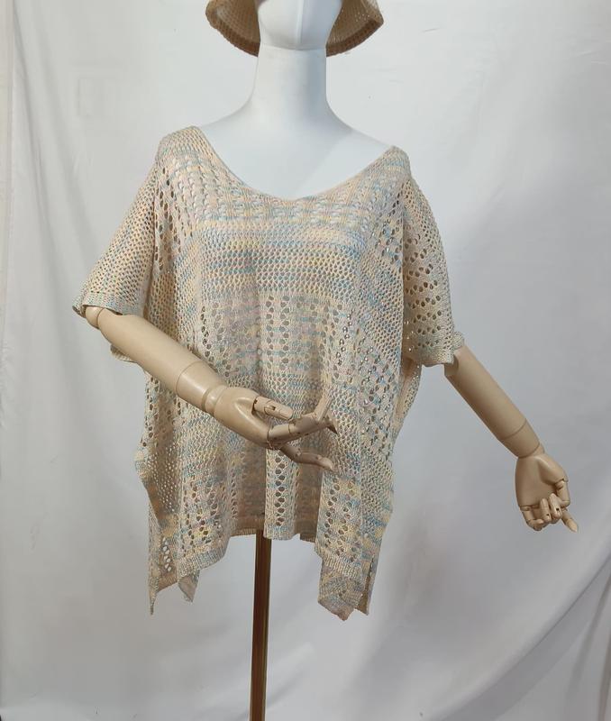 `Beige meerkleurige boho poncho top met open haakwerk en losse pasvorm`