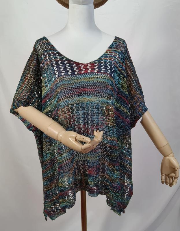 `Kleurrijke gehaakt poncho top met open breiwerk