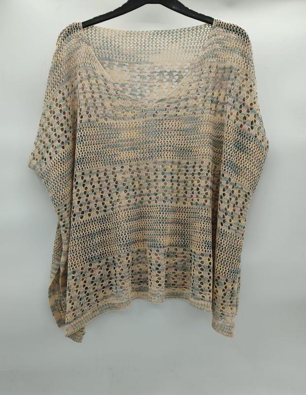 Beige en groene gestreepte gehaakte cover-up top met vleermuismouwen en open breiwerk.