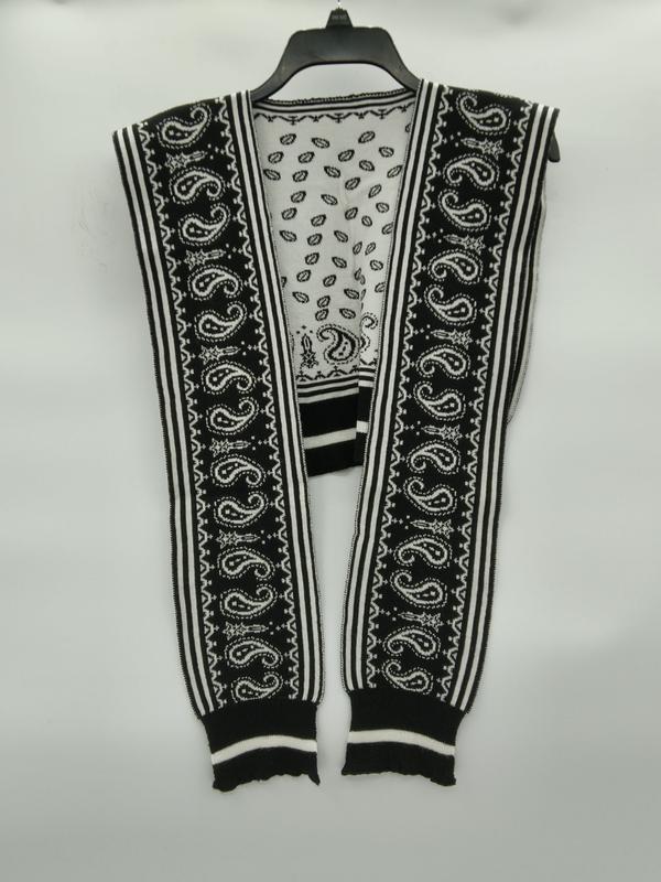 Zwart-wit gebreide mouwloze open voorkant cardigan vest met paisley patroon.